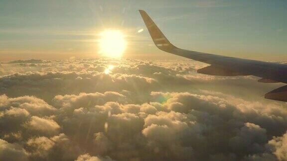 美丽的金色日落日出飞行与太阳光束和飞机机翼