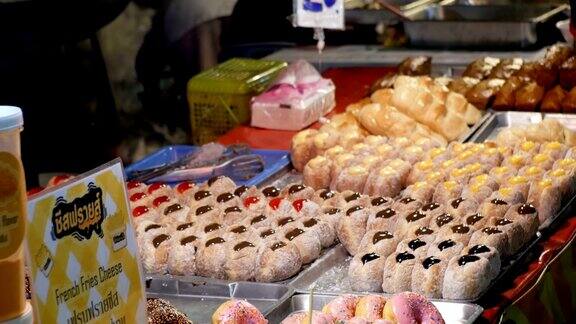 柜台上五颜六色的甜蛋糕泰国芭堤雅宗田夜市