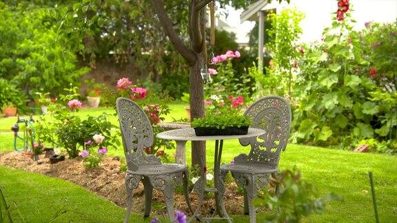 户外桌椅在一个美丽的后院花园公园