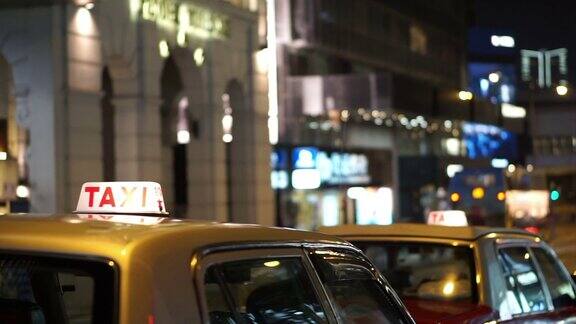 出租车照明标志与城市背景的夜晚