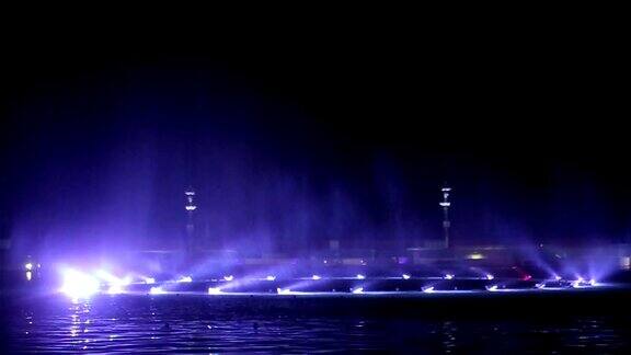 夜晚灯火通明的音乐喷泉