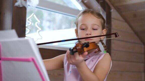 孩子在家里拉小提琴和唱歌