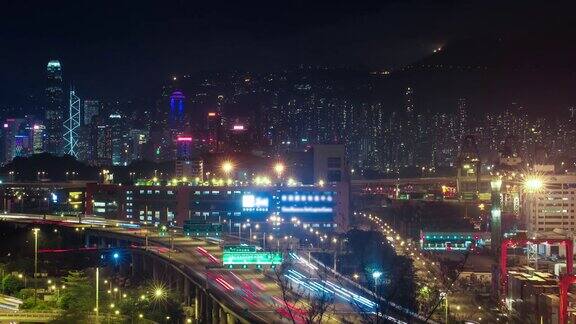 夜晚的香港办公大楼的城市车灯车水马龙