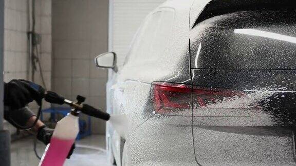 洗车过程覆盖白色泡沫撒肥皂在闪亮的汽车外观洗车或汽车细节处理