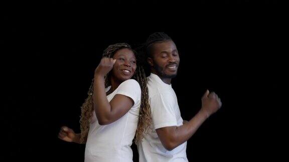 非裔美国夫妇穿着白色t恤跳舞一起玩乐庆祝