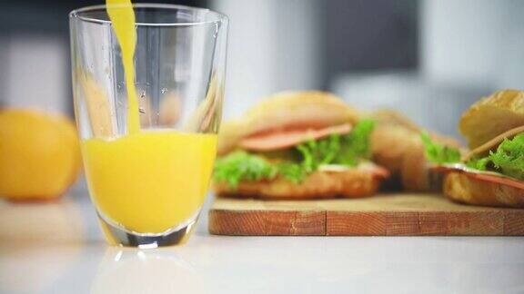 早餐倒橙汁和三明治