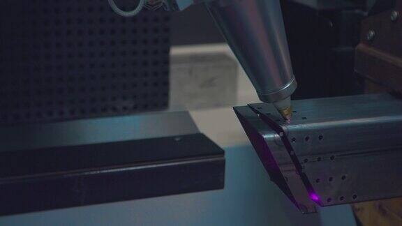现代工业设备高精度的数控激光加工机生产复杂的金属零件特写镜头