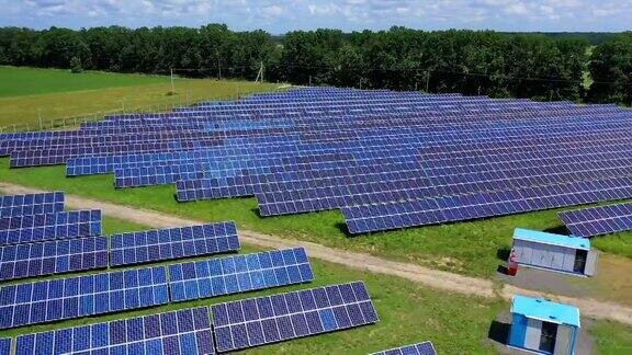 自然景观中的太阳能农场蓝色光伏电池板收集来自太阳的清洁能源农村的阳光电池从以上观点