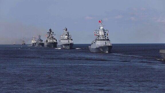 前方一排现代化的俄军海军战舰与潜艇在一起北方舰队和波罗的海舰队夏日阳光明媚形象生动
