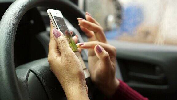 女性在汽车、科技和交通中使用智能手机