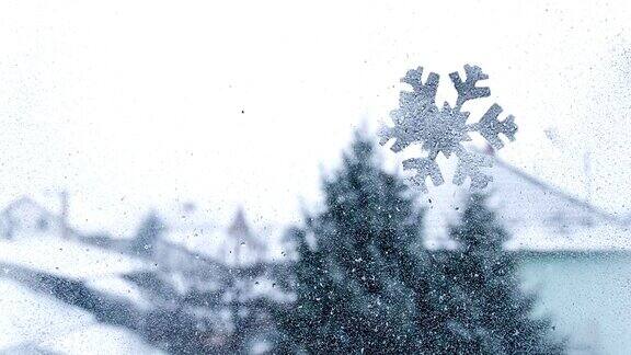 窗外飘着雪花