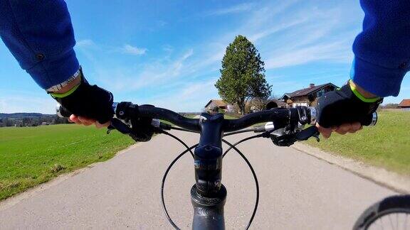 POV:春天在乡村公路上骑车