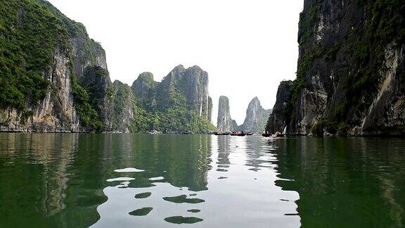 下龙湾(下龙湾)越南联合国教科文组织世界遗产游览船(观点)壮观的越南岛屿旅行单轮船美丽的风景海洋