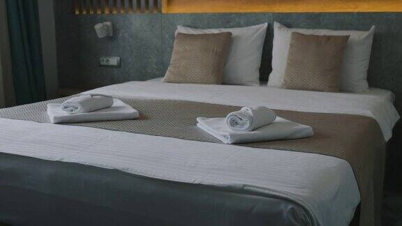 旅馆房间的床上有一条白毛巾