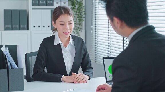 亚洲女性在办公室面试后与人事经理握手漂亮的女职员在应聘后与人力资源部经理商人握手