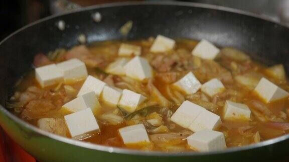 煮泡菜Jjigae(泡菜炖)有辣泡菜、豆腐和其他配料的韩式汤