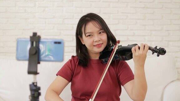 亚洲女教师在家教学生如何演奏古典乐器小提琴