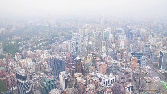 圣地亚哥空中俯瞰污染灰色天城市上升到烟雾云