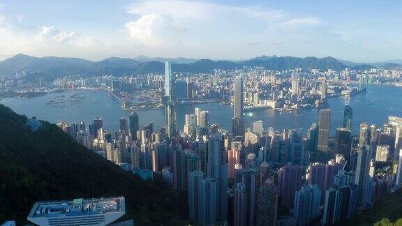 鸟瞰夕阳下的香港城市和维多利亚港