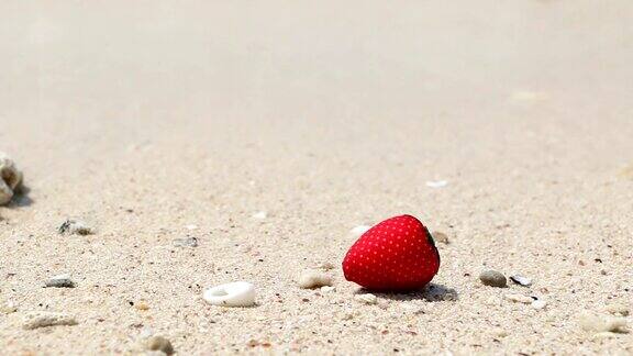草莓在美丽的海滩和热带海洋