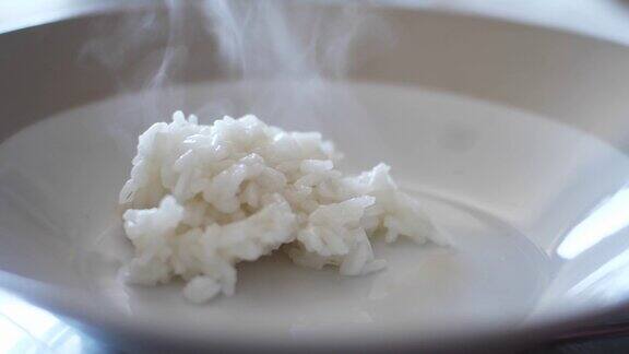 将热米饭倒入白盘慢动作