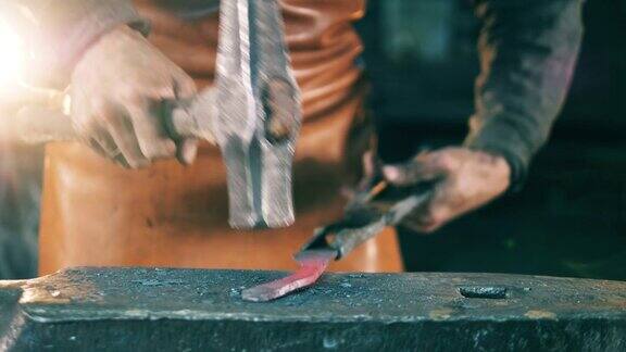 在铁匠铺中锤击一种金属元素