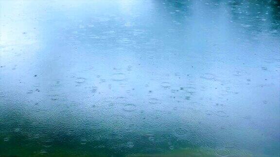 抽象的背景雨滴落在水面上