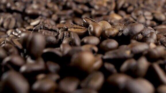 烘咖啡豆飘落缓慢的运动特写镜头