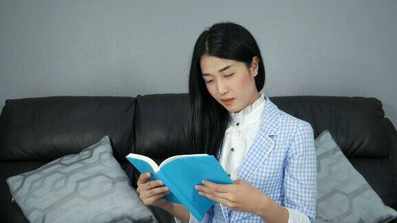 一个女商人在客厅里看书