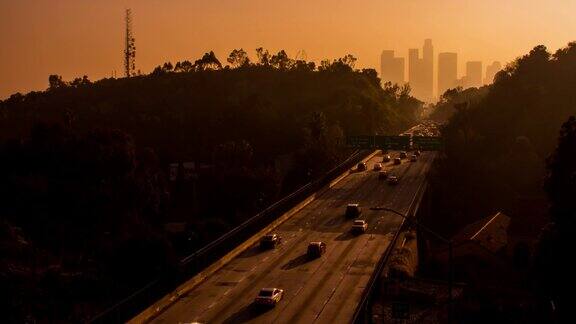 110高速公路和洛杉矶市中心时光流逝日(宽)
