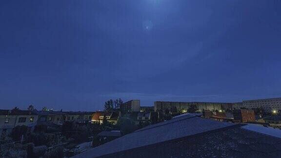 屋顶上满月时德国城市的全景夜晚时间流逝