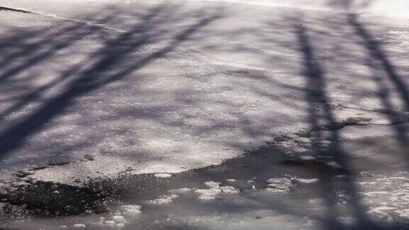 影子在冰冻的湖面上移动的延时拍摄