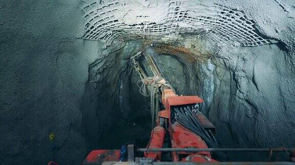 工业钻孔是地下矿山的灌溉墙