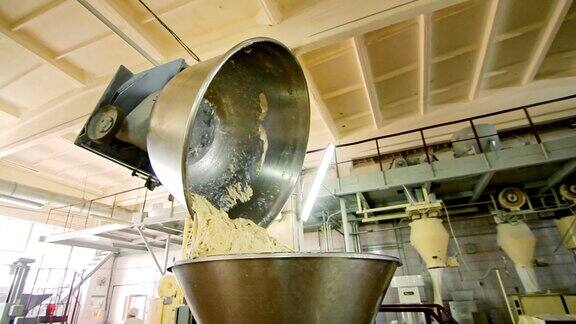 面包厂的揉面机小麦粉面团在烘焙工厂