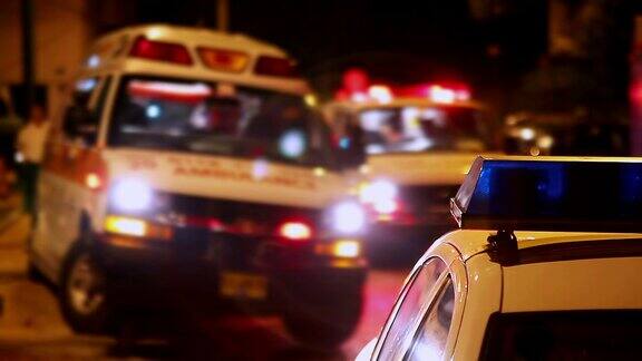 救护车晚上在街上行驶