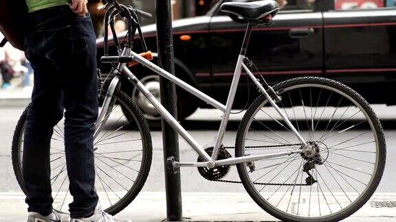 在城市街道上打开自行车