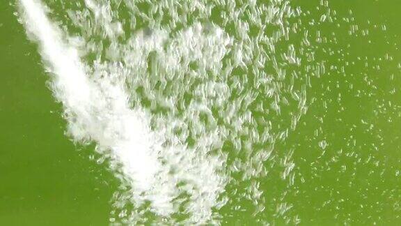 绿色的水中白色的泡泡