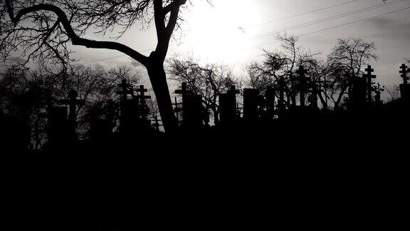日落时分的古老坟场和古老的十字架可怕的墓地