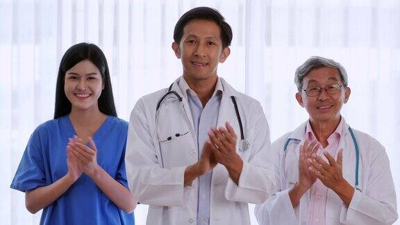 不同的医学科学家团队在医院鼓掌和鼓掌同意在医疗办公室看着相机微笑医疗、医药、医保、医院、商业的成功团队合作