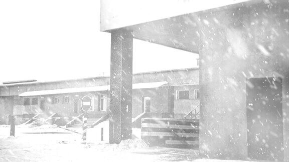 老城车站的建筑在飘落的雪下