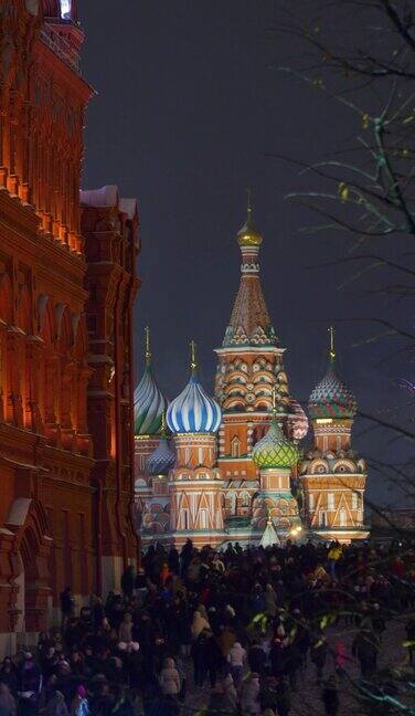 在俄罗斯莫斯科新年的夜晚红场上挤满了人