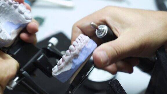 牙科技师制造假牙实验室特写镜头