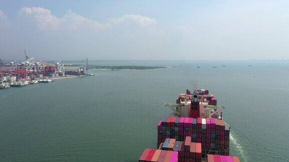 货船将集装箱运往港口进出口经济