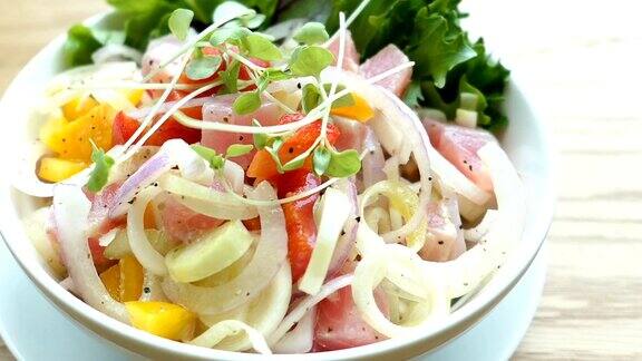 新鲜的金枪鱼配蔬菜沙拉