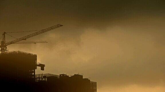 沙尘暴和乌云遮住太阳的天空高楼大厦
