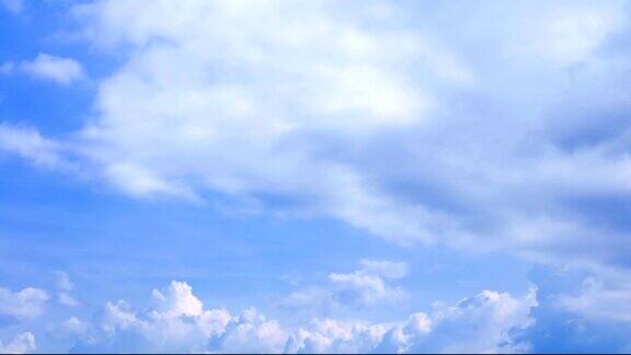 蓝天和蓬松的云运动美丽的时间流逝