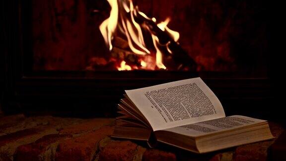 壁炉旁的书