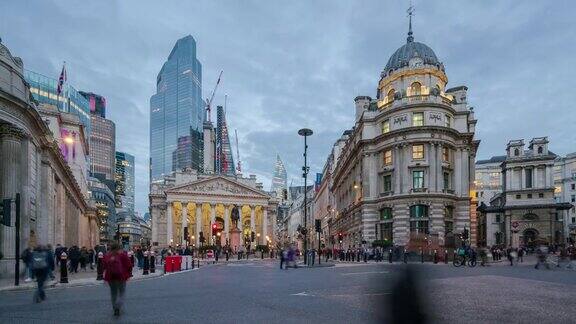 黄昏时英格兰银行和伦敦金融区摩天大楼的宽阔照明场景-4k延时