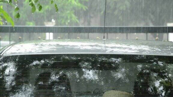 大雨落在停车场的车顶上