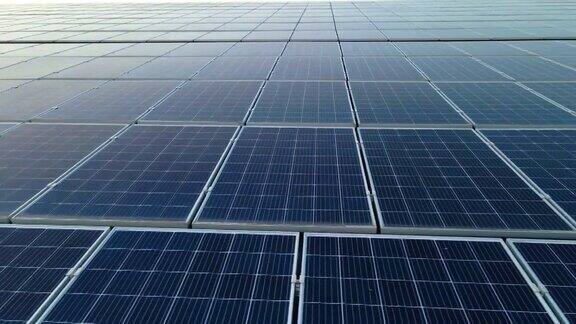 蓝色光伏太阳能电池板安装在建筑屋顶产生清洁的生态电力生产可再生能源概念
